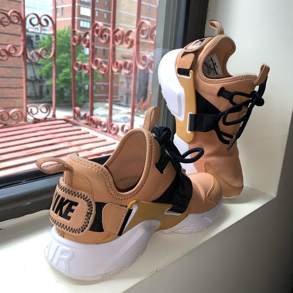 Nike Shoes - Nike Air Huarache City Low